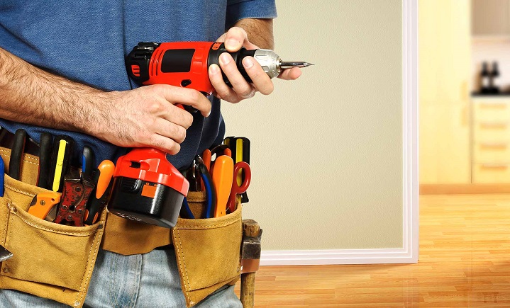 handyman-holding-his-tools